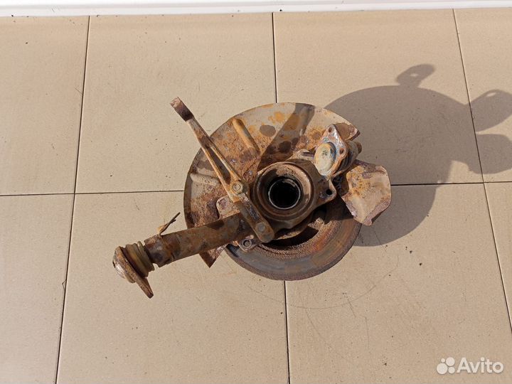 Поворотный кулак передний правый Шевроле Нива