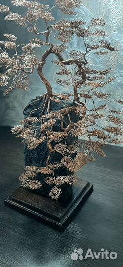 Искусственное дерево на камне