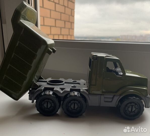 Игрушка 2 самосвала, военный