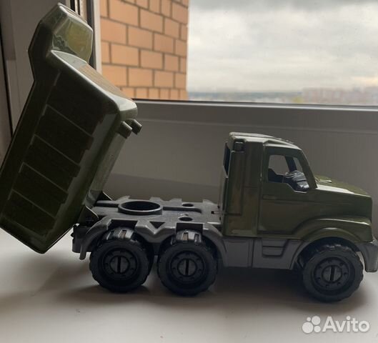 Игрушка 2 самосвала, военный