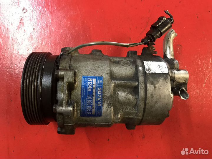 Компрессор кондиционера на Volkswagen Golf IV AZJ