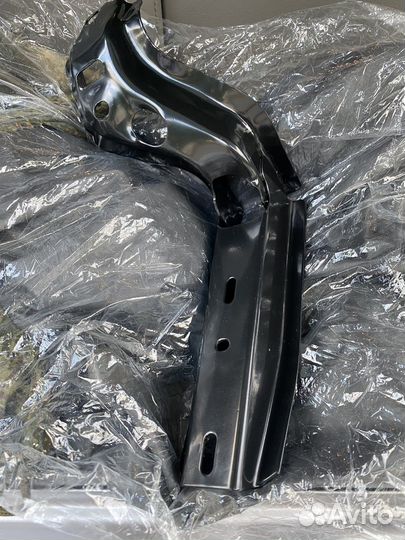 Кронштейн порога Ленд Крузер 100