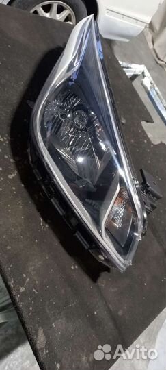 Фара передняя правая дорестайлинг для Kia Rio 4