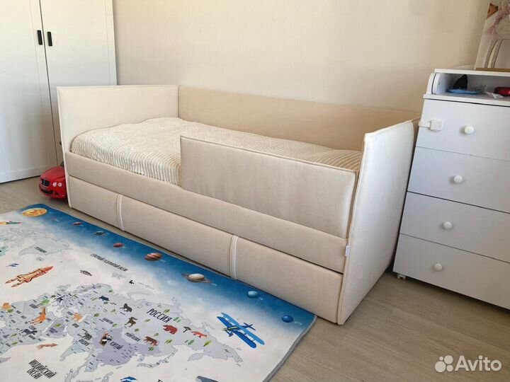 Кровать с мягкой спинкой