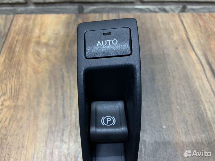 Lexus LS460L Кнопка фиксатора стояночного тормоза