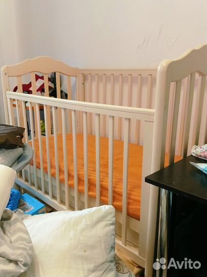 Детская кроватка с маятником и ящиком