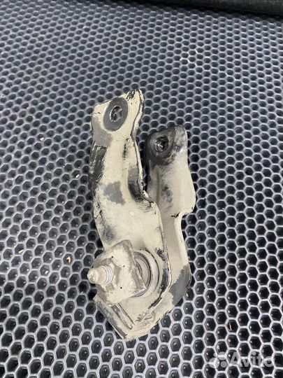 Кронштейн задней подушки Пежо 408 EC5