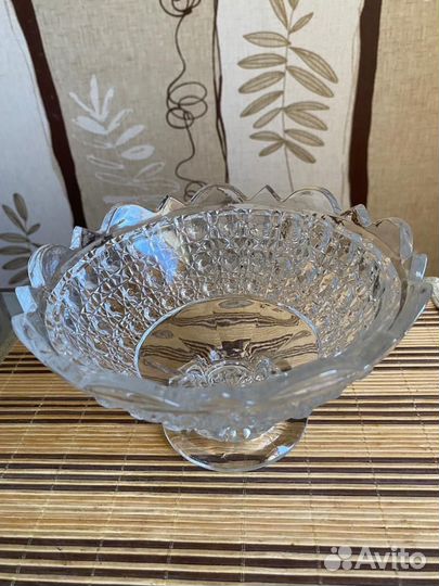 Хрустальная ваза и хрустальные стаканы