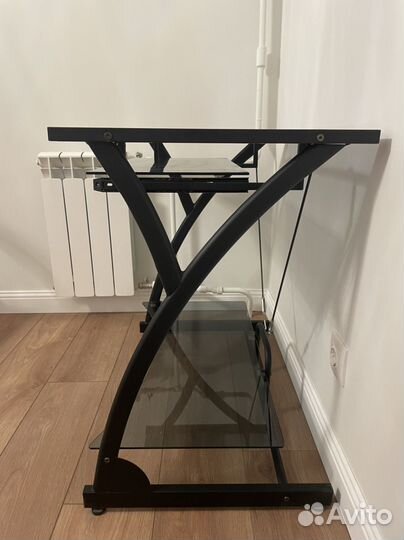 Компьютерный стол стеклянный