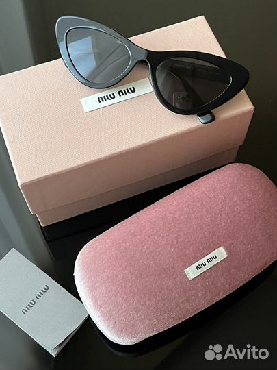 Солнцезащитные очки Miu Miu