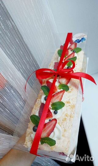 Меренговый рулет, клубника в шоколаде, кейк-попсы