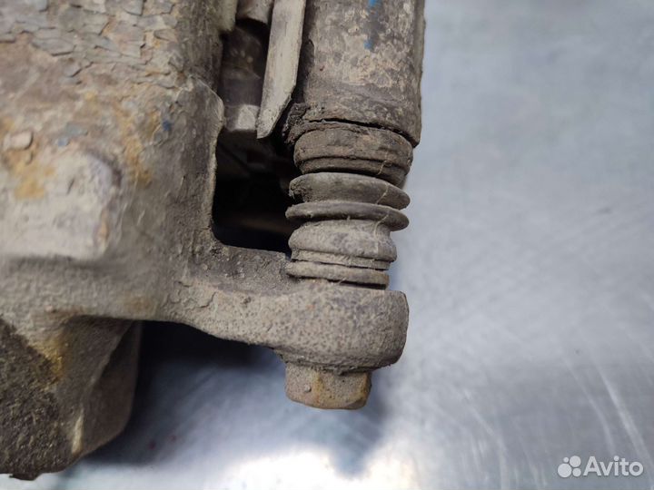 Суппорт передний левый Nissan Bluebird U14 1996 г