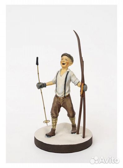 Статуэтка мальчик сломал лыжи