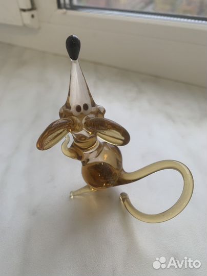 Фигурка из стекла мышь