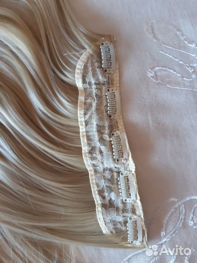 Волосы на заколках русые