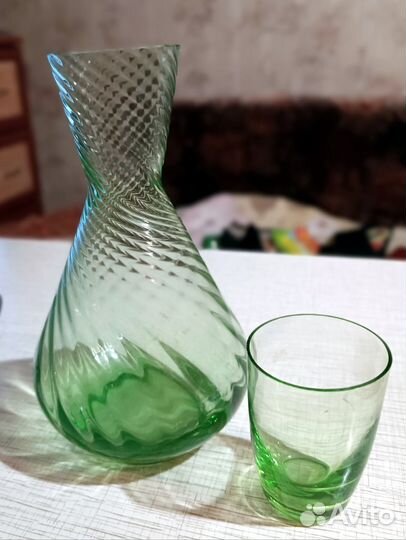 Графин ретро, зеленое стекло, рюмки и стопки