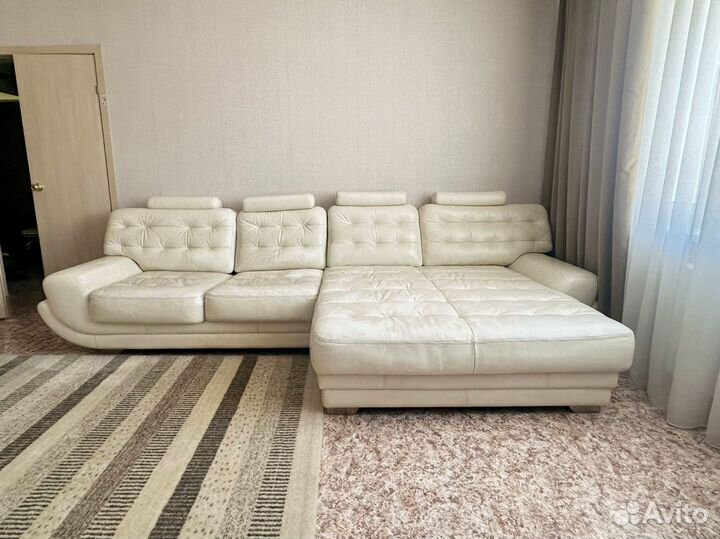 Диван, кресло и журнальный столик