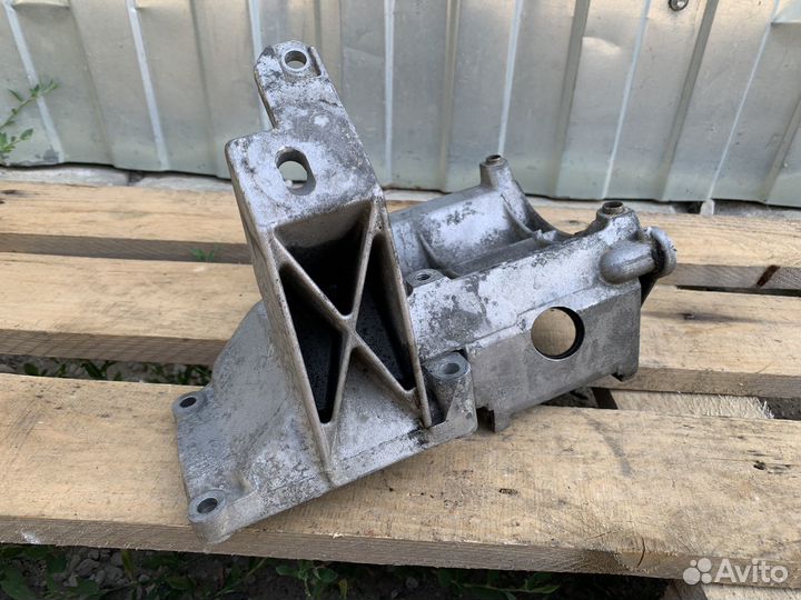 Кронштейн компрессора кондиционера BMW E32 E34 M60