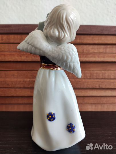Старинная фарфоровая фигурка