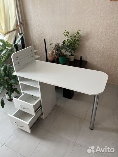 Маникюрный стол