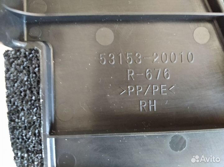 Пыльник крыла перед правого верхний Toyota Avensis