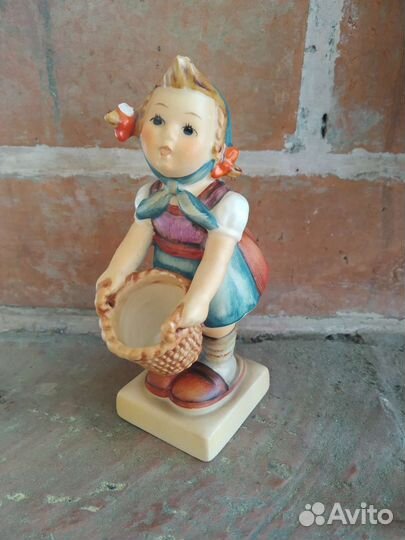 Фарфоровая статуэтка Hummel Goebel