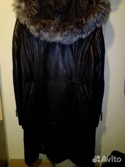 Кожаное пальто с капюшоном с меховой отделкой
