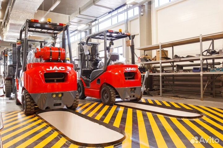 Бензиновый вилочный погрузчик JAC cpqd 30, 3 T