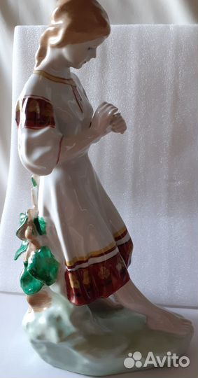 Фарфор СССР Девушка с ромашкой статуэтка Полонне