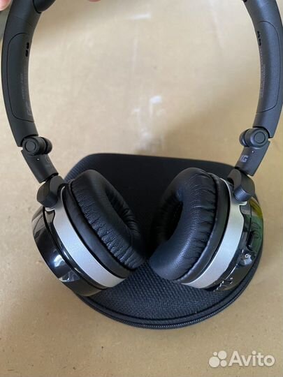 Беспроводные наушники Mersedes Benz (новые )