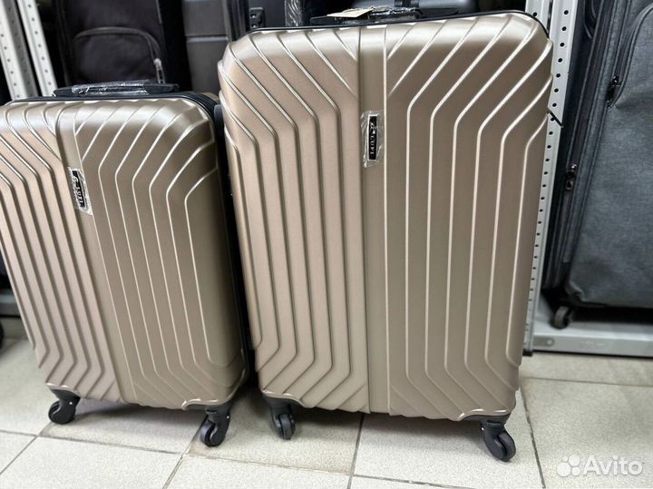 Чемодан маленький на колесах