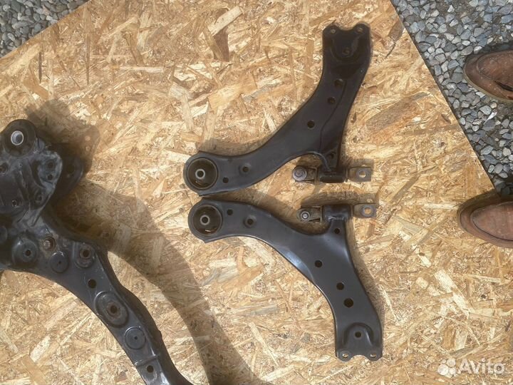 Рычаги передние подвески на Toyota Camry V 70 75