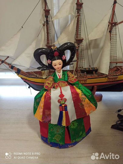 Кукла фарфоровая