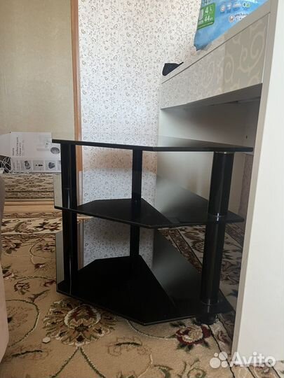 Стеклянный столик под телевизор