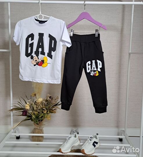 Костюм для мальчика Gap футболка и штаны