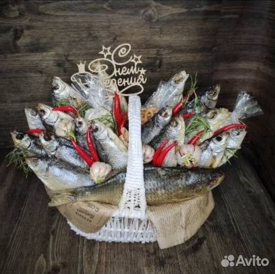 Подарочная корзина с рыбой. Подарок мужчине