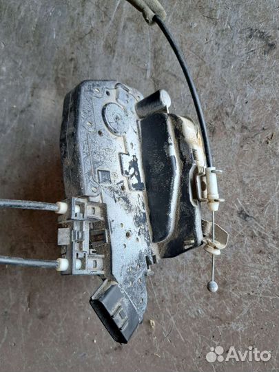 Замок двери передний левый Nissan Teana