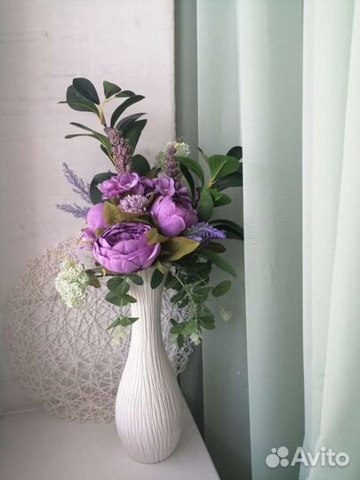 Композиция из искусственных цветов в керамическом