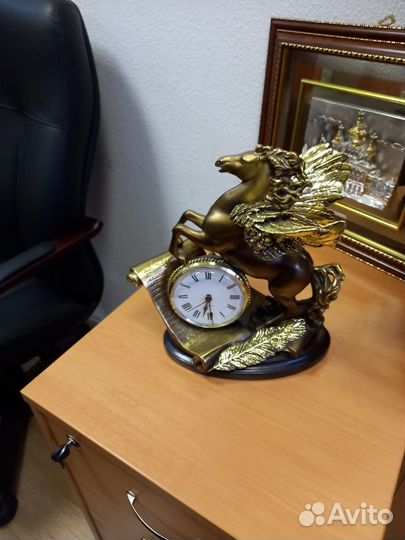 Сейф, кресла офисные, тумбы, журнальный столик