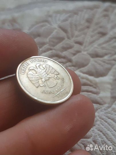 Заводской брак.и одна голова орла без глаза