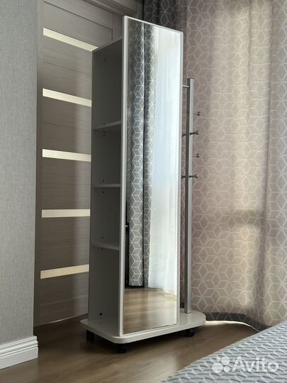 Зеркало напольное на колесиках