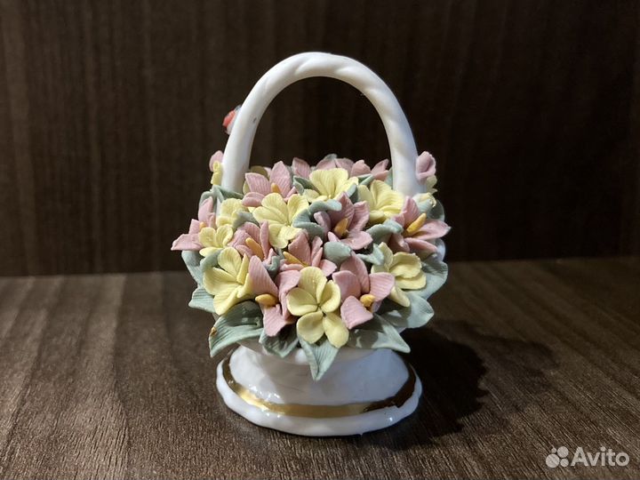 Фарфоровая статуэтка Цветы в корзине