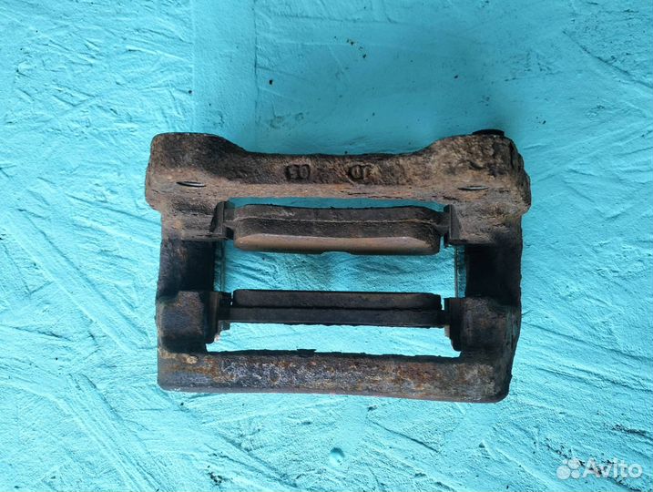 Скоба суппорта заднего правого Land Rover 3