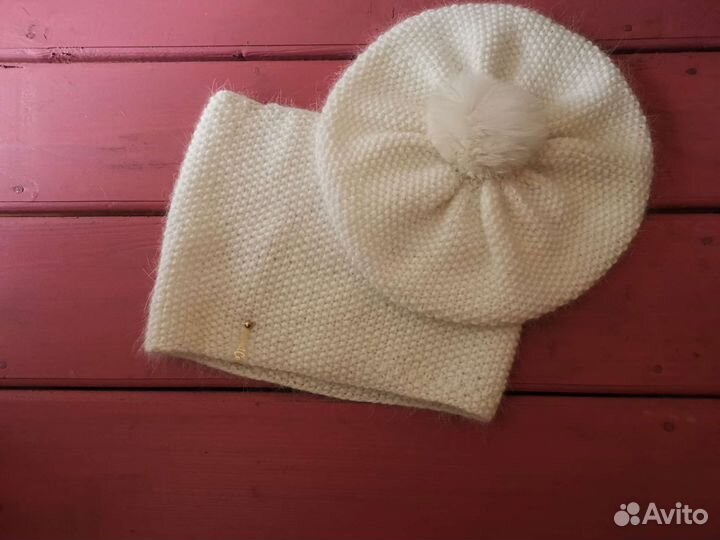 Берет белый со снудом, шапка на весну