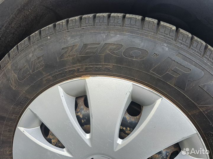 Pirelli Ice Zero FR 215/65 R16