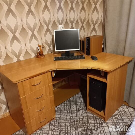 Компьютерный стол и шкаф