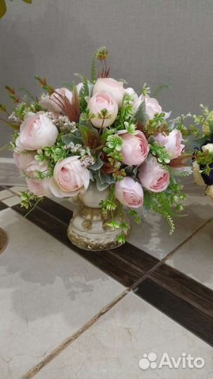 Букет из искусственных цветов с вазой