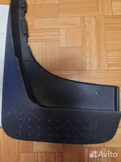 Брызговик левый на mercedes w210