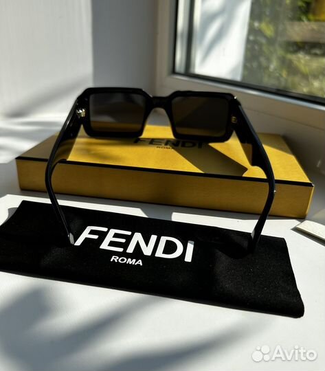 Солнцезащитные очки fendi