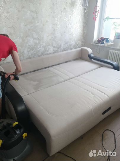 Мастер по химчистке мебели со своим авто